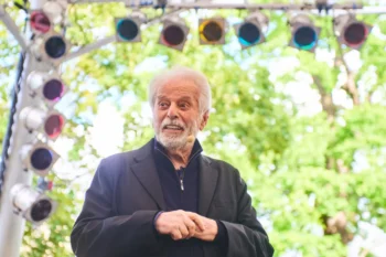 Starší muž se dívá před sebe.