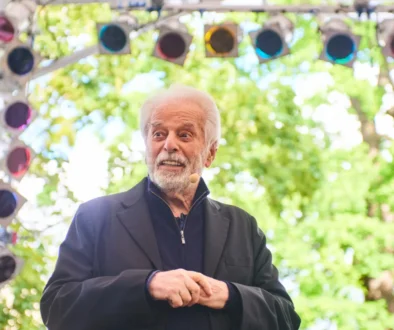 Starší muž se dívá před sebe.