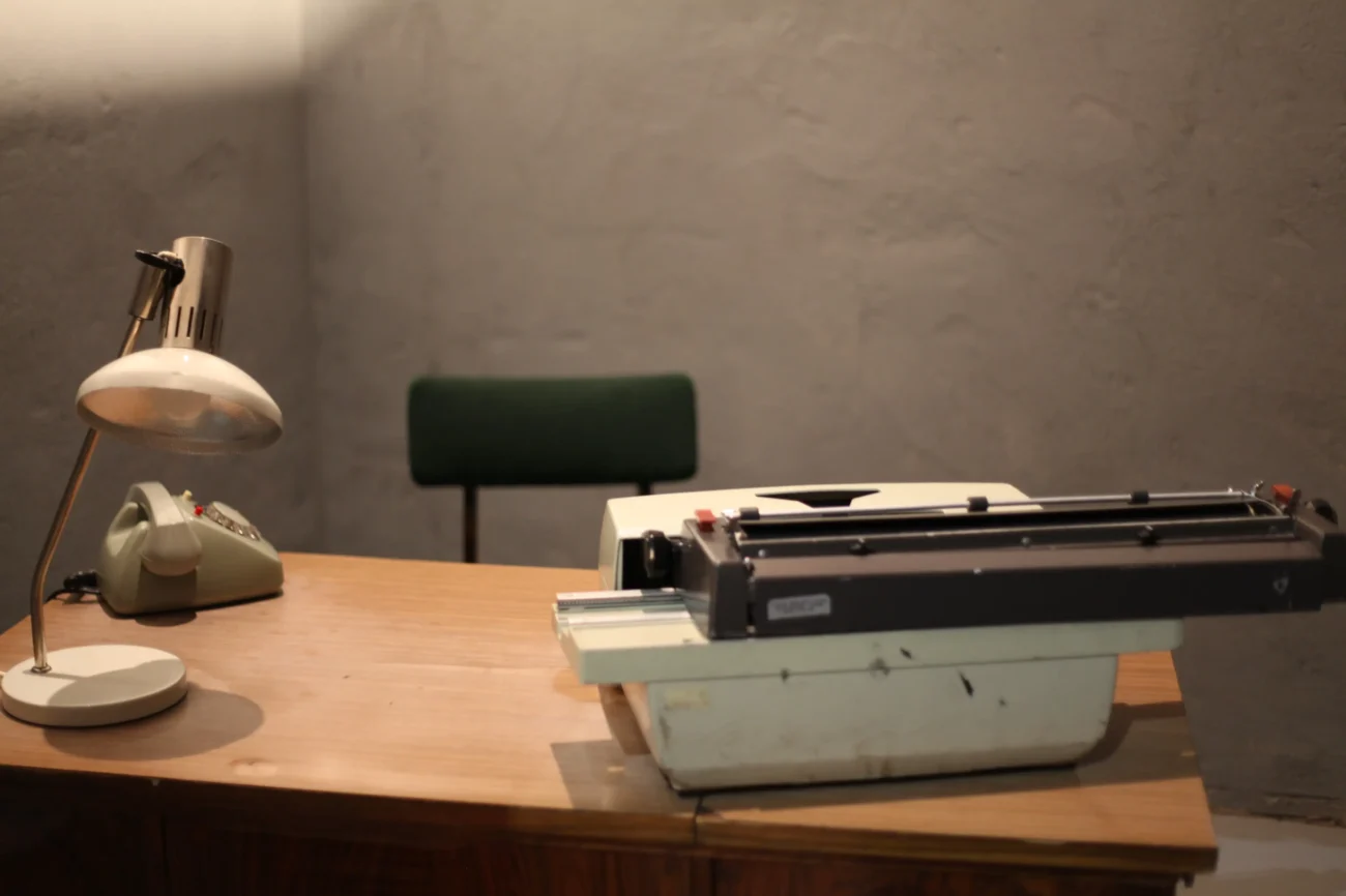 Stůl v komunistické vyslýchací místnosti