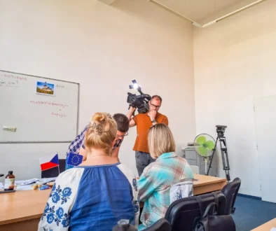 Lidé se učí ve třídě.