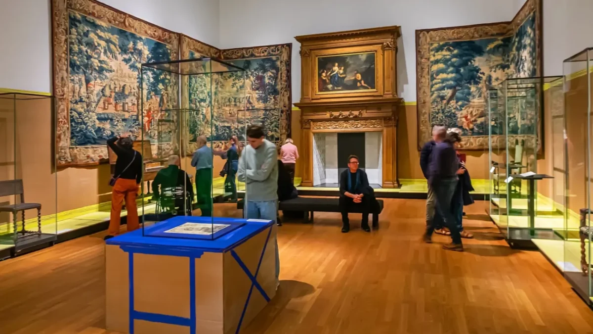 Lidé postávají v galerii.