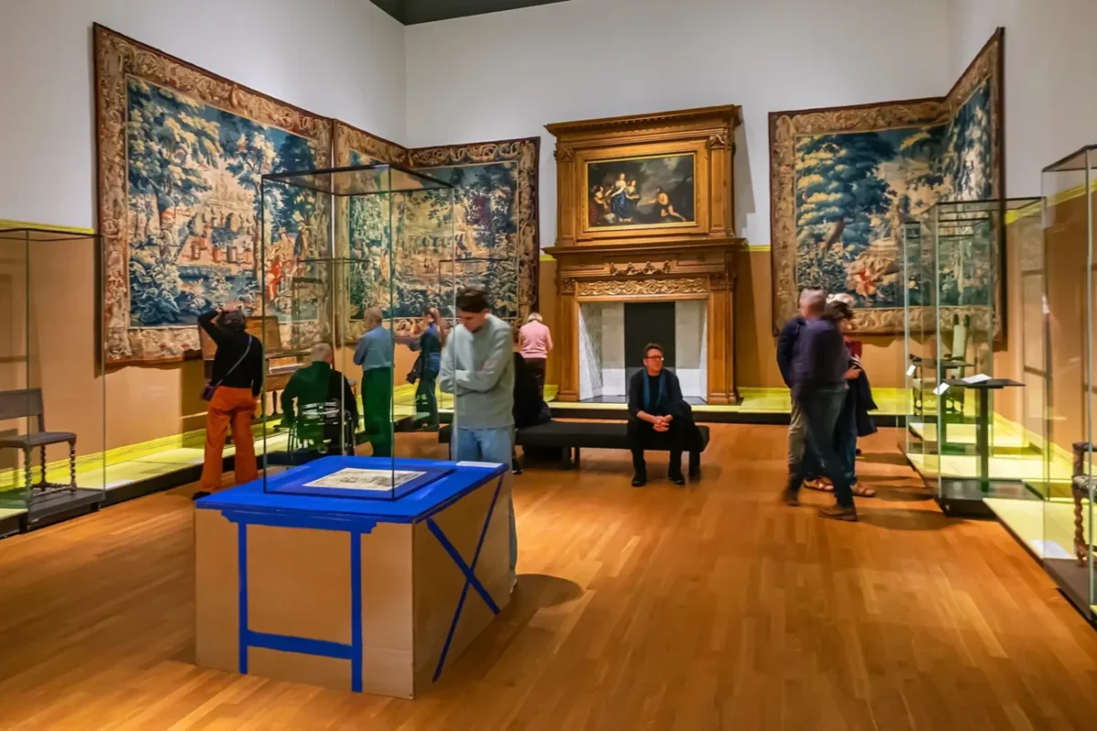 Lidé postávají v galerii.