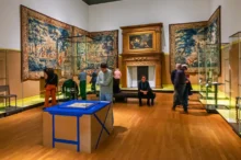 Lidé postávají v galerii.