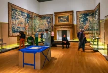 Lidé postávají v galerii.