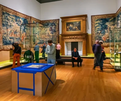 Lidé postávají v galerii.