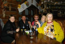 Retro oblečení lidé sedí kolem stolu.