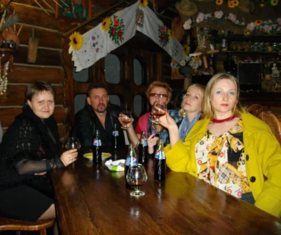 Retro oblečení lidé sedí kolem stolu.