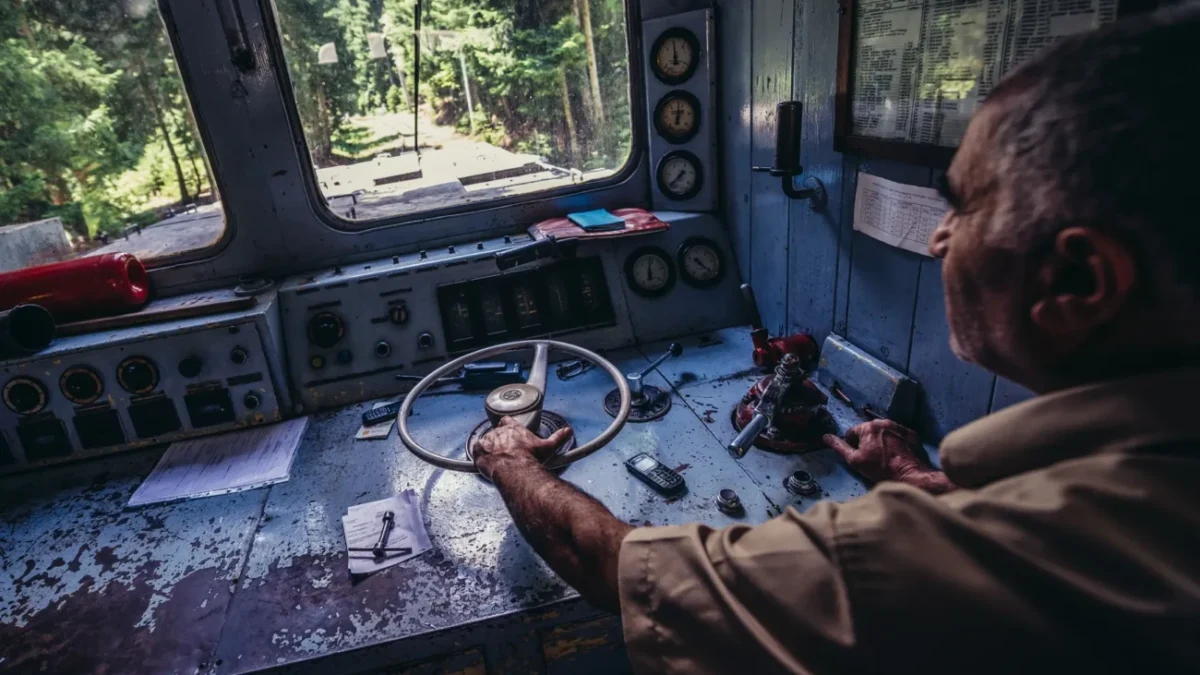 Starý muž řídí auto.