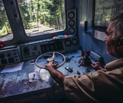 Starý muž řídí auto.