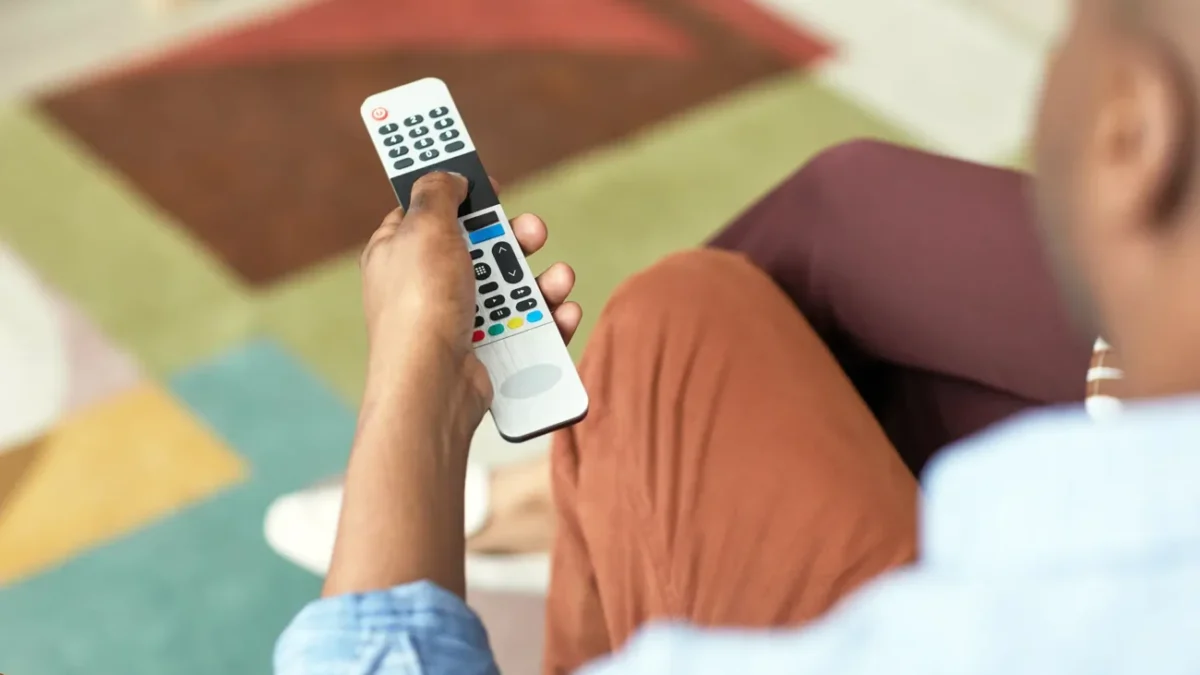 muž drží v ruce ovladačku