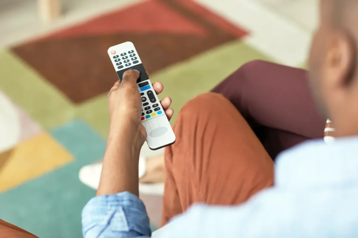 muž drží v ruce ovladačku