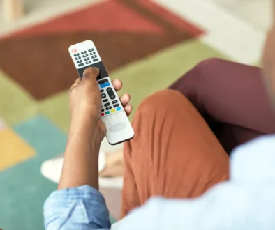 muž drží v ruce ovladačku