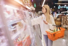 žena nakupuje v obchodě