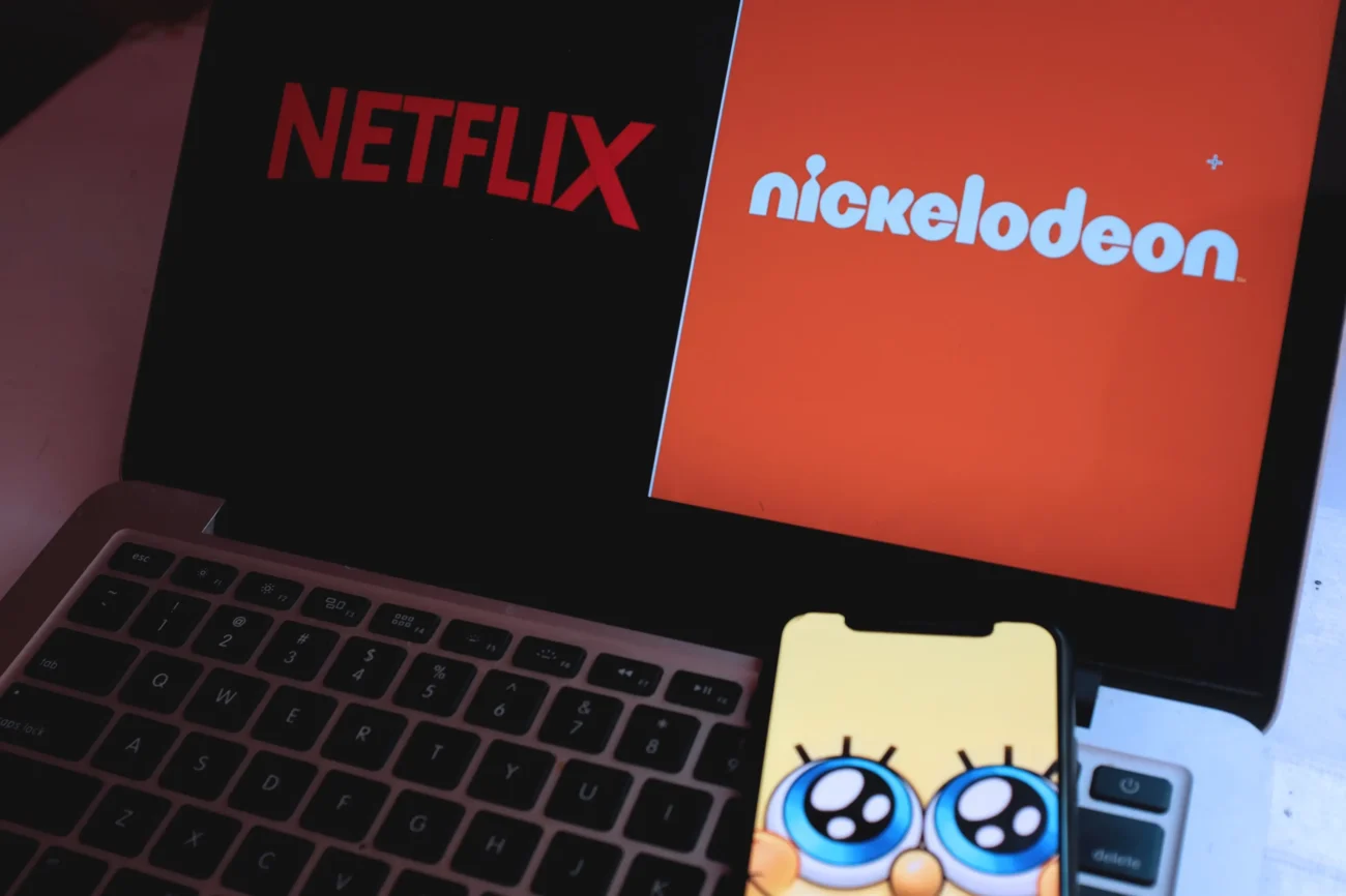 Na notebooku se ukazuje logo Netflixu i Nickelodeonu.