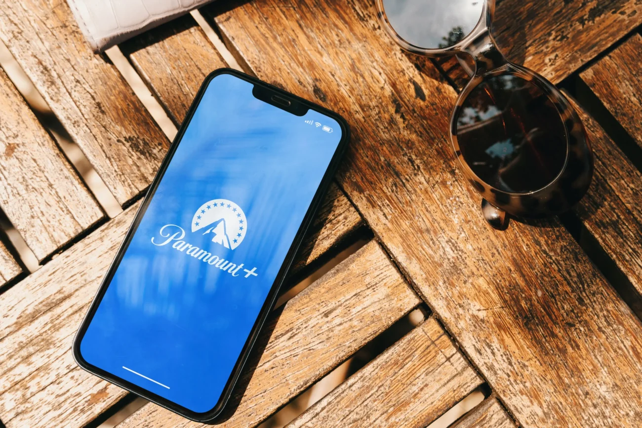 Na mobilu ležícím na stole je logo Paramountu.