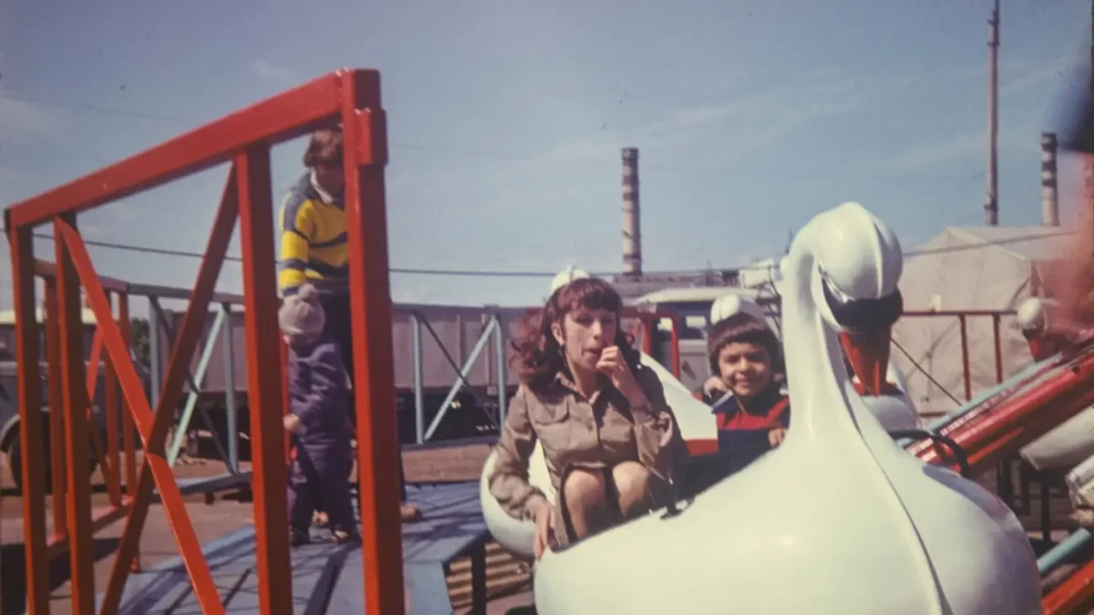 Žena je na pouti, kde sedí v labuti.