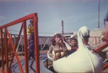 Žena je na pouti, kde sedí v labuti.