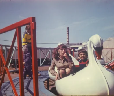 Žena je na pouti, kde sedí v labuti.