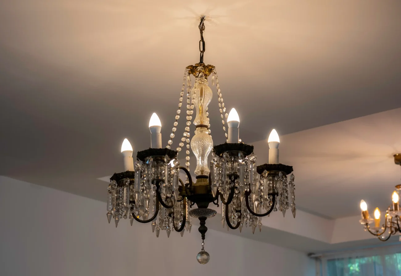 Ze stropu visí lustr. 