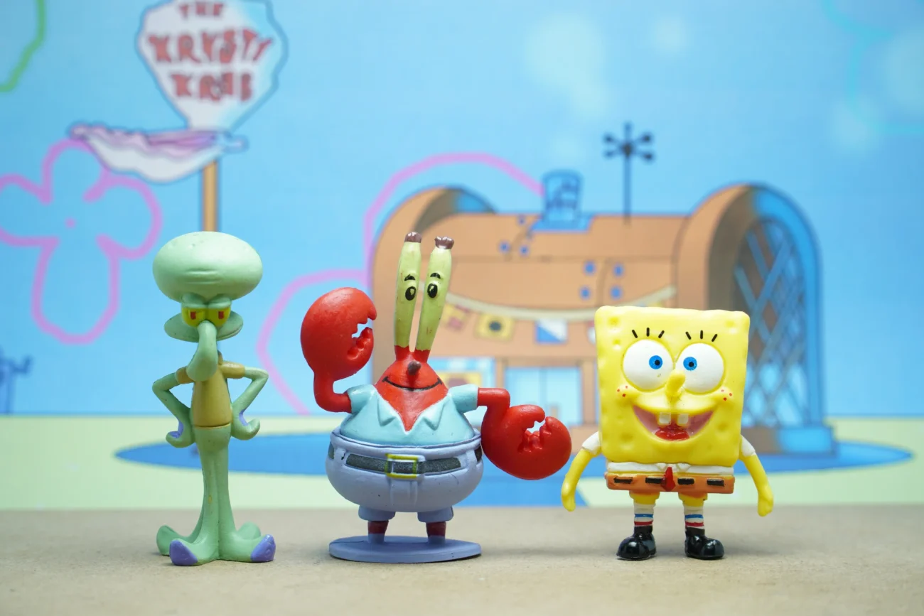 Vedle sebe stojí postavičky ze Spongeboba.
