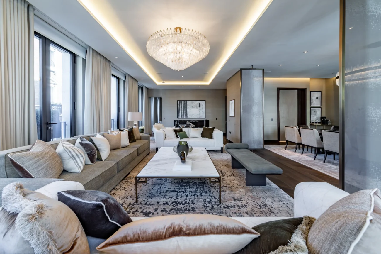 Modernímu obýváku dominuje lustr.