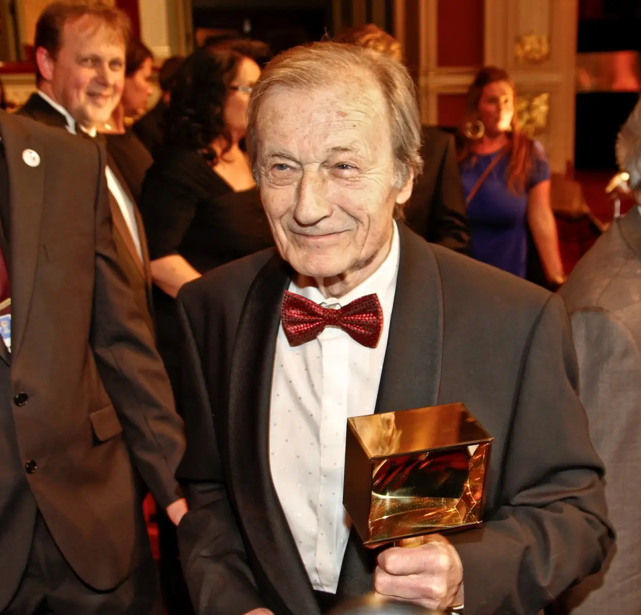 Radoslav Brzobohatý v ruce drží cenu.