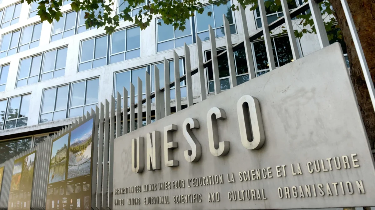 cedule s nápisem UNESCO