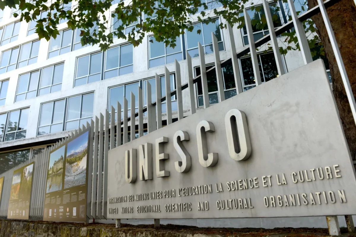 cedule s nápisem UNESCO