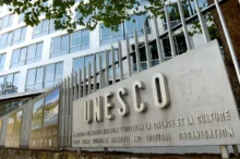 cedule s nápisem UNESCO