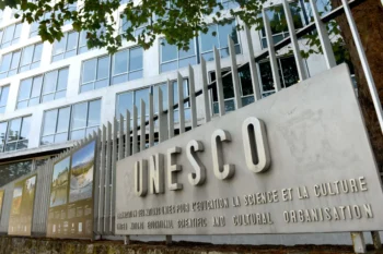 cedule s nápisem UNESCO