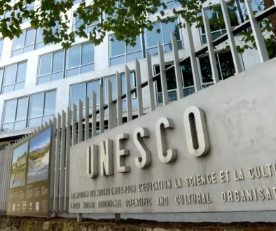 cedule s nápisem UNESCO