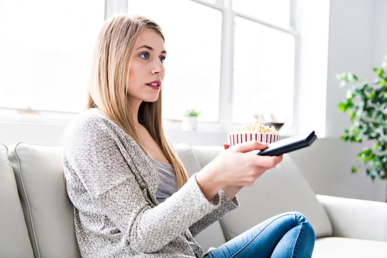 žena sleduje televizi