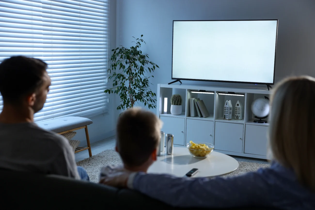 rodina sleduje televizi
