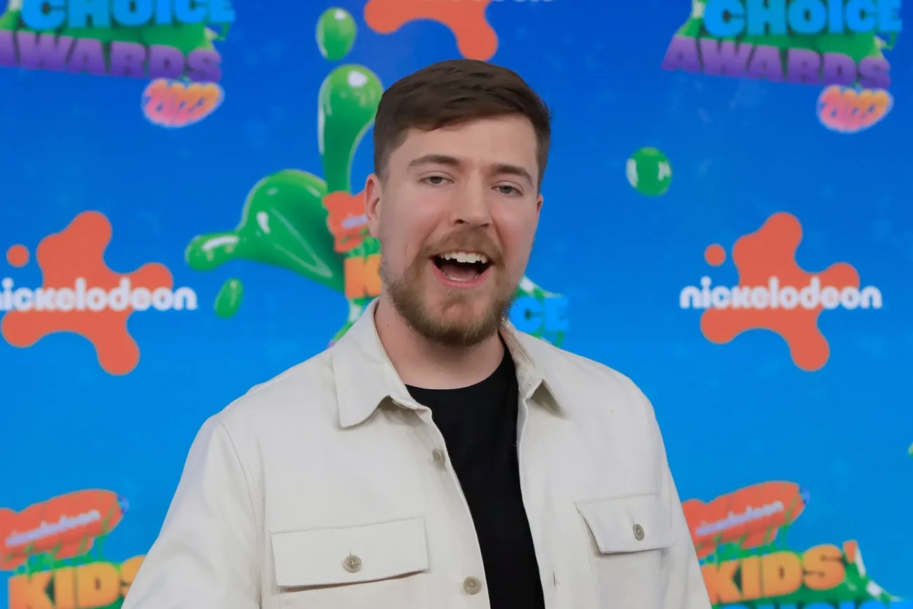 MrBeast stojí před Nickelodeon nápisy.