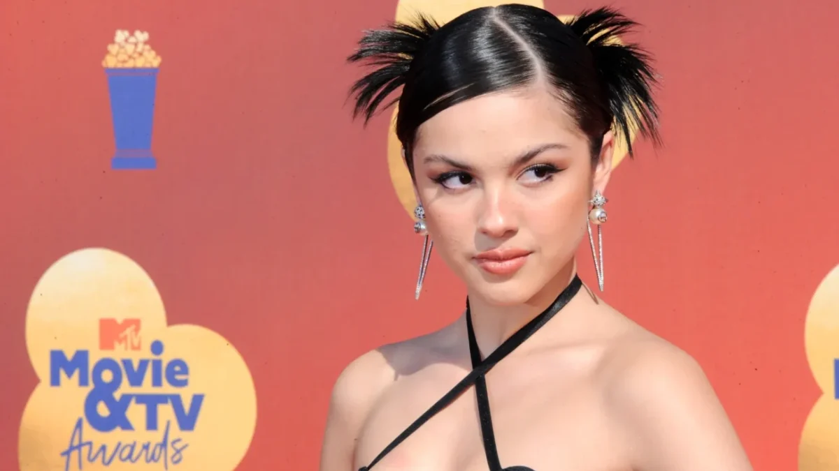 Na fotku pózující Olivia Rodrigo