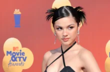 Na fotku pózující Olivia Rodrigo