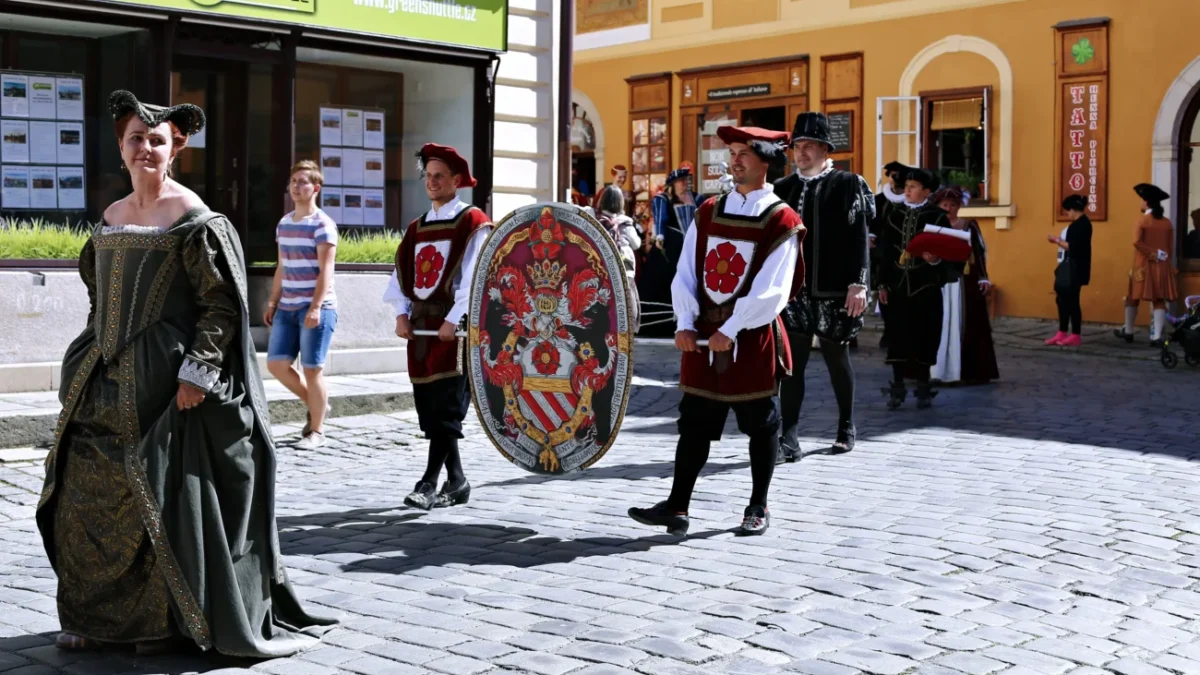Lidé v dobových kostýmech se prochází pro Krumlově.