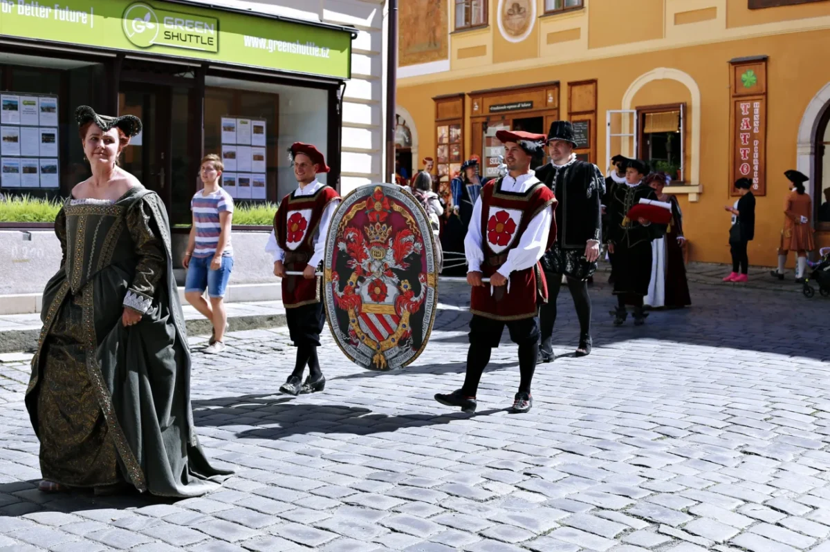 Lidé v dobových kostýmech se prochází pro Krumlově.
