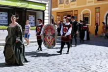 Lidé v dobových kostýmech se prochází pro Krumlově.