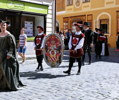 Lidé v dobových kostýmech se prochází pro Krumlově.