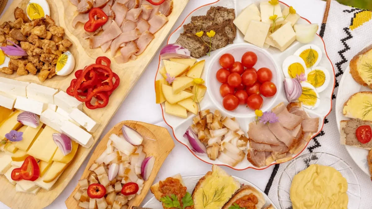 jídlo vyložené na stole