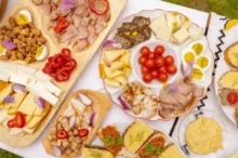 jídlo vyložené na stole