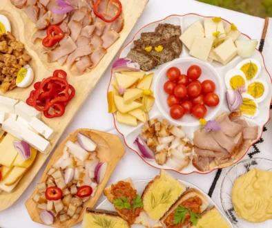 jídlo vyložené na stole