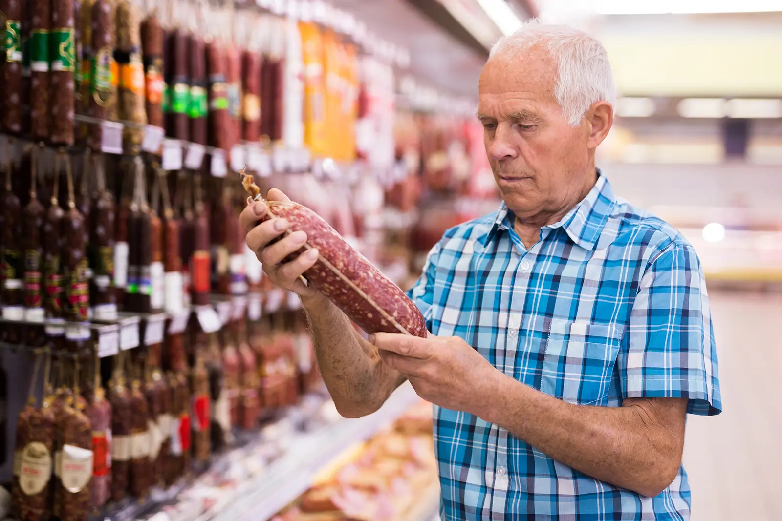 muž si prohlíží šišku salámu