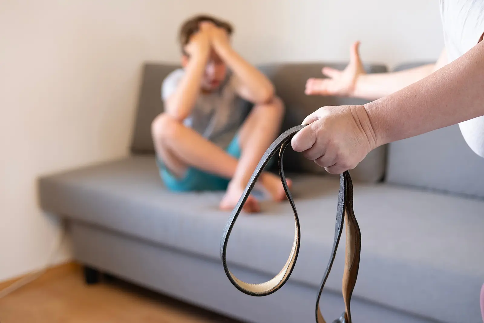 žena s páskem v ruce