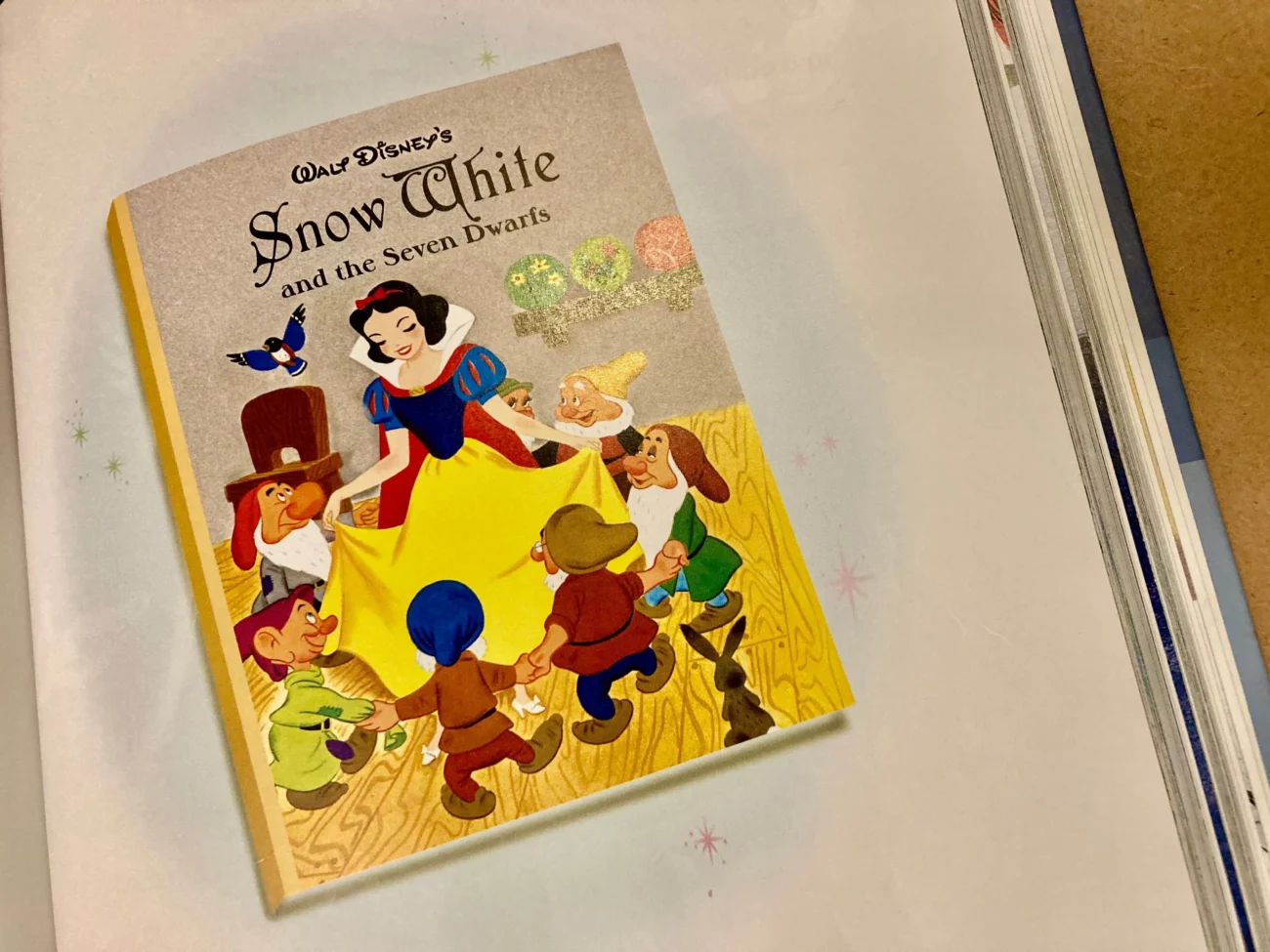 shutterstock_2603243119-převedeno-z-jpg | TVGURU.cz Sněhurka a sedm trpaslíků