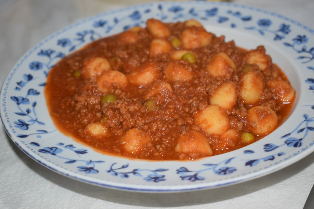 shutterstock_1556073083-2 | TVGURU.cz Na talíři je nandané jídlo.