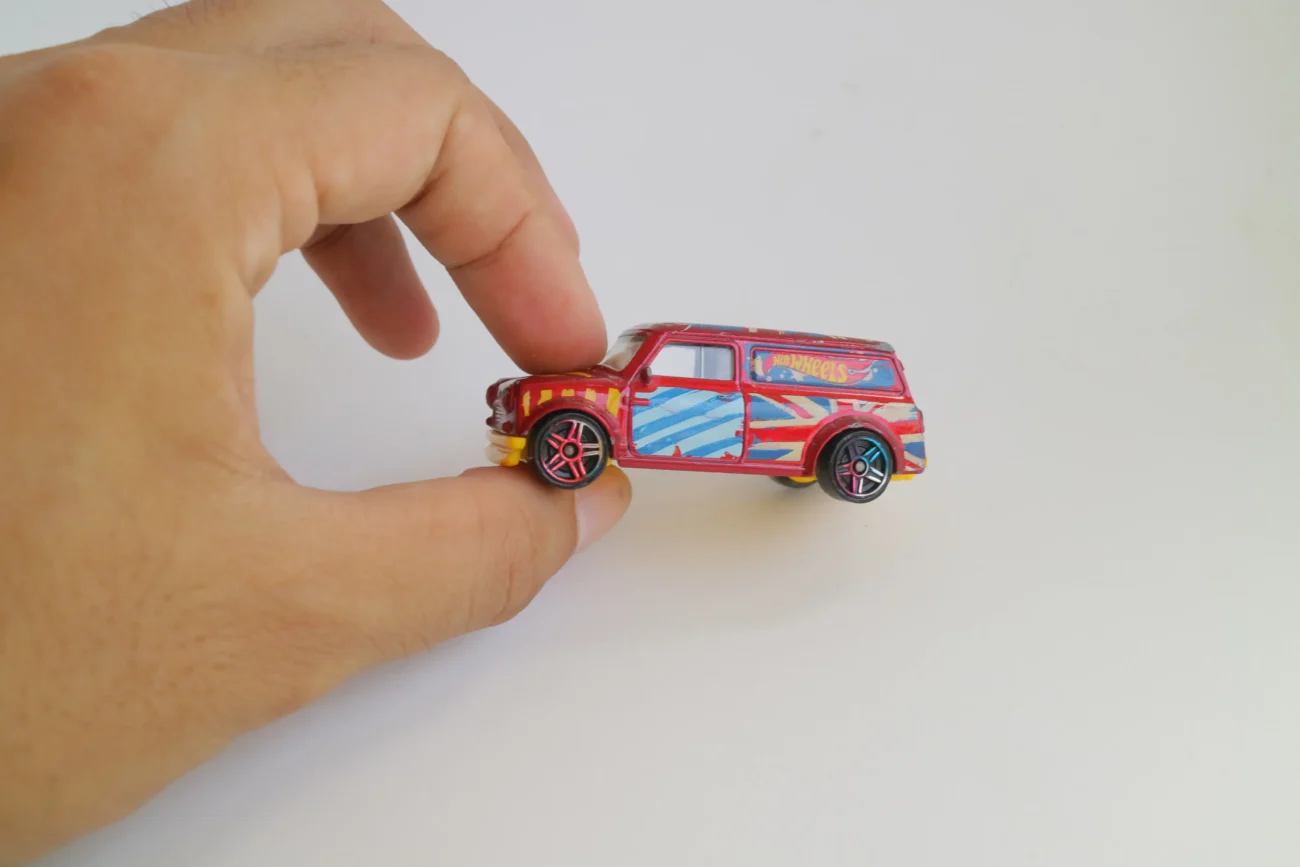 shutterstock_2032443683-2 | TVGURU.cz Člověk v ruce svírá autíčko.