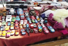 Na stole leží sbírka autíček.