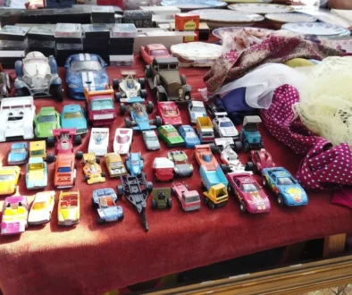 Na stole leží sbírka autíček.